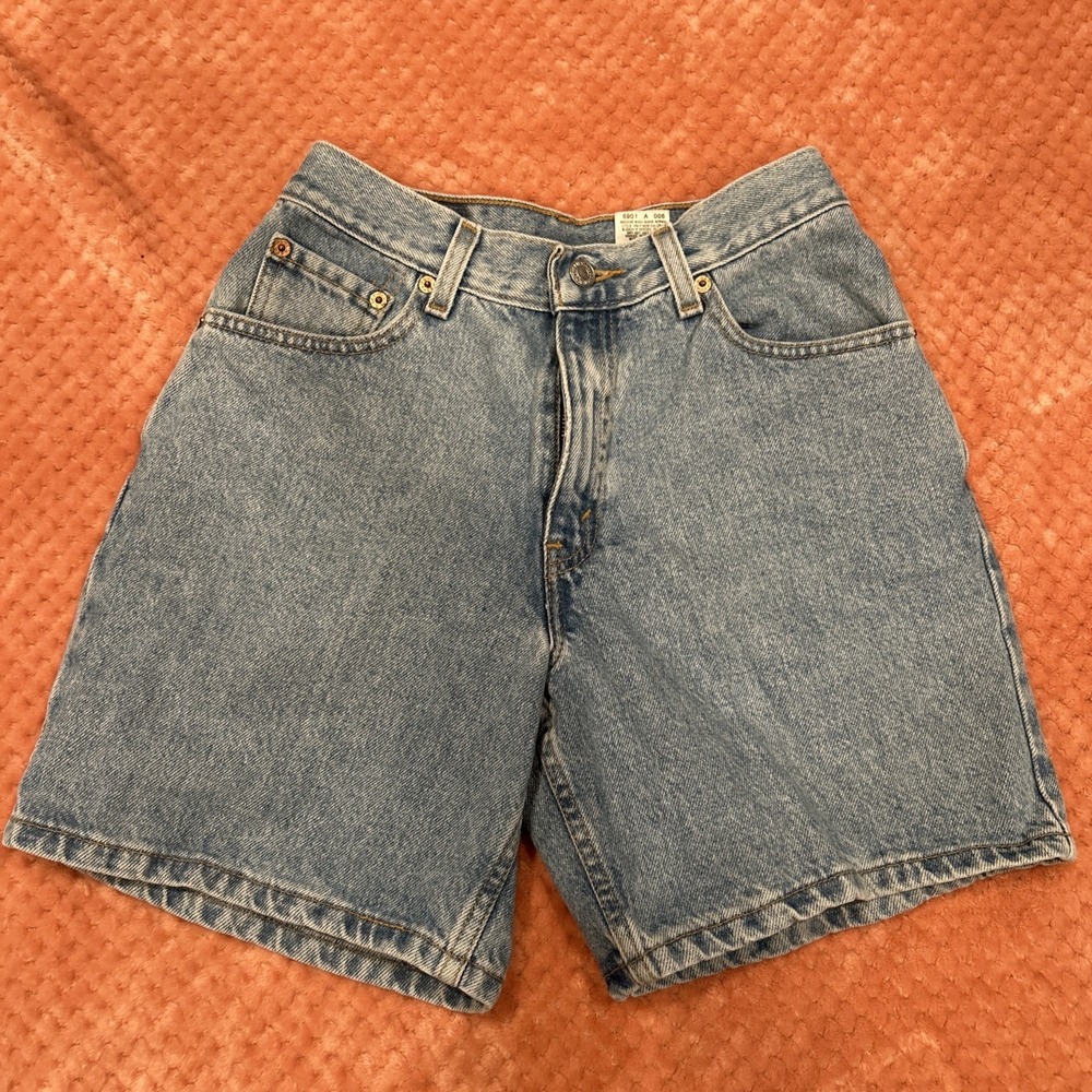Women's Vintage Light Wash Denim Levi 550 Shorts. Relaxed Fit. Size 6 26x6